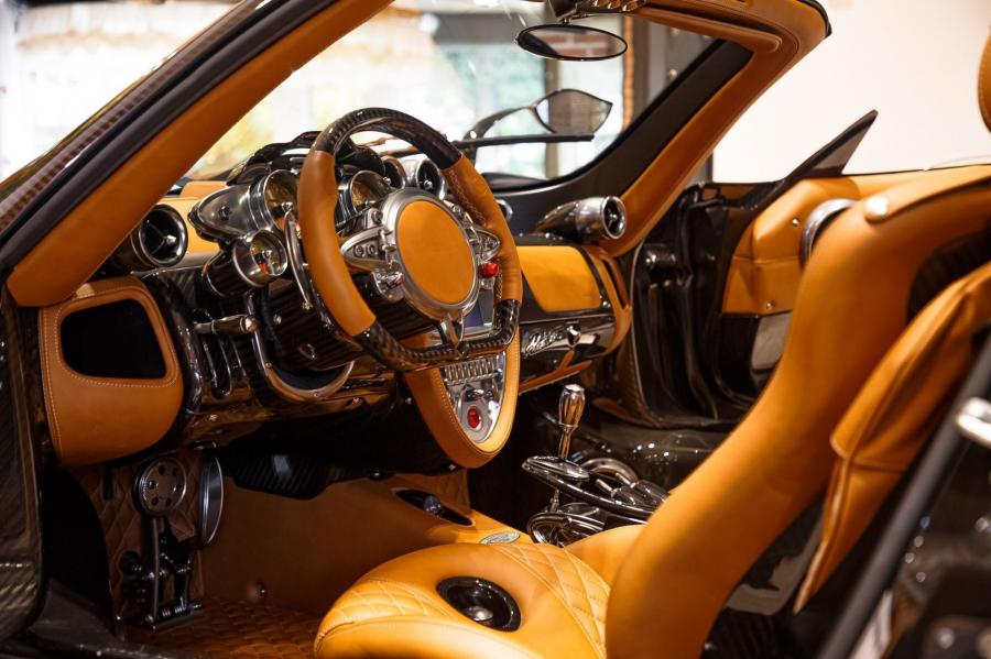 Интерьер Pagani Huayra Roadster 2017 года  (фото 4 из 25)